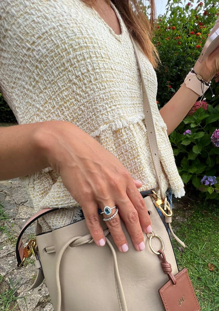 Anillo INDIA en oro blanco de 18K con diamantes y topacio London Blue