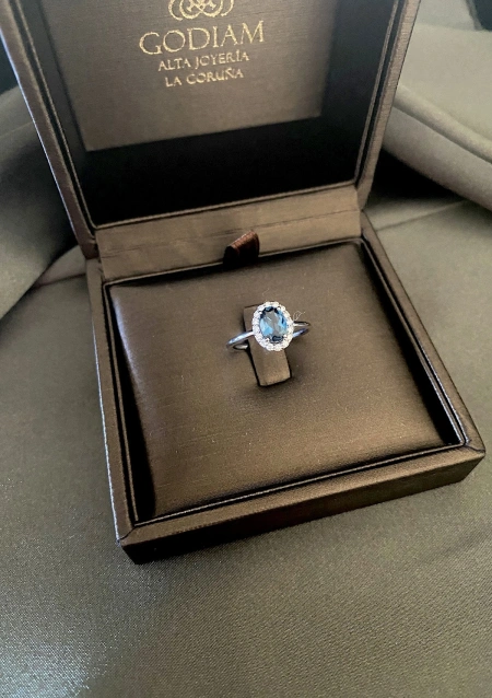 Anillo INDIA en oro blanco de 18K con diamantes y topacio London Blue