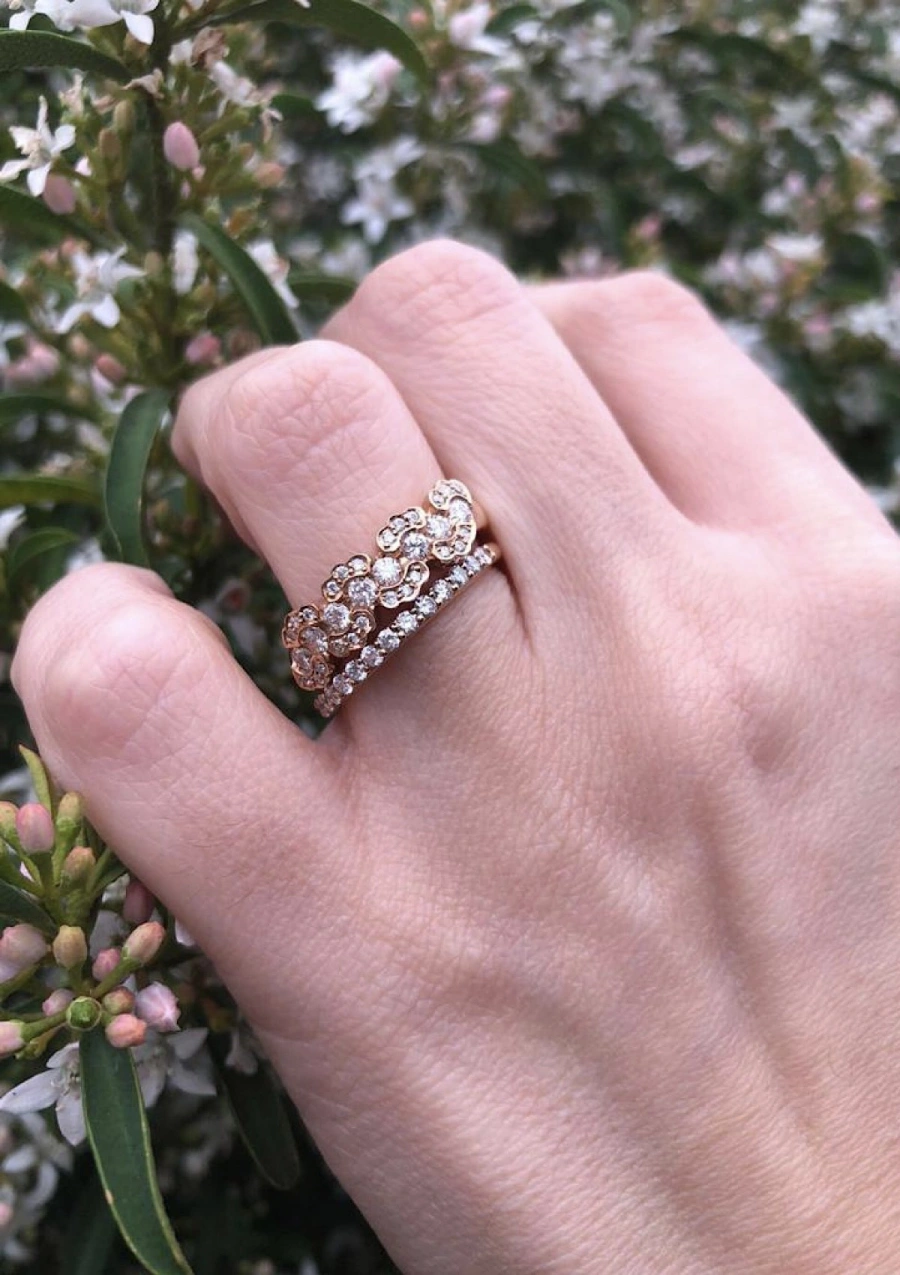 Anel meia aliança ONDIÑAS em ouro rosa 18K com diamantes.