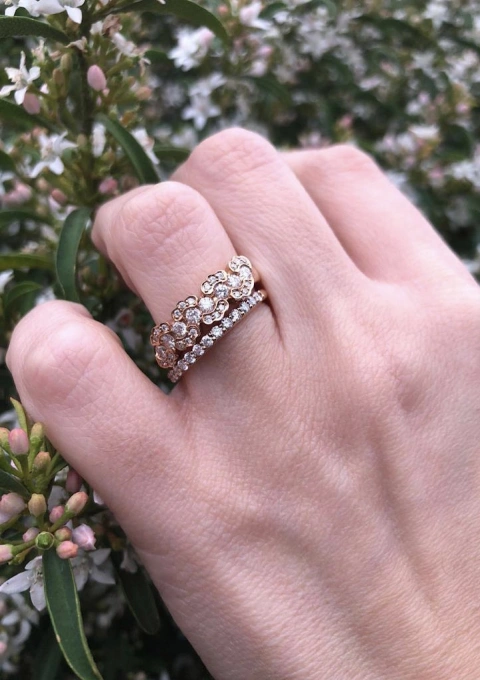 Anel meia aliança ONDIÑAS em ouro rosa 18K com diamantes.