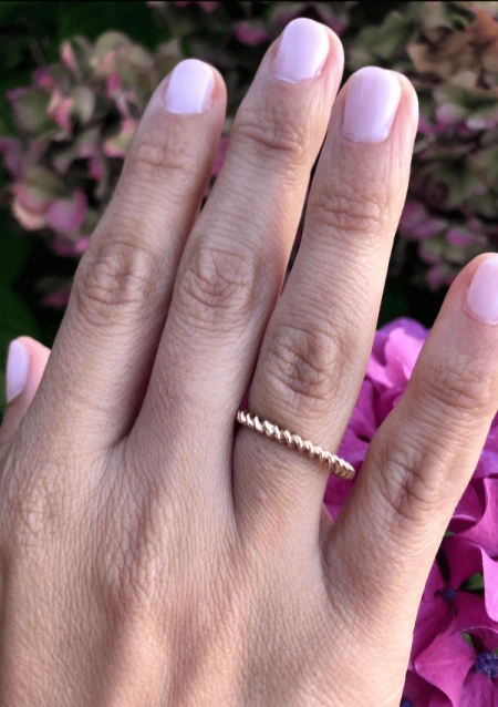 Aliança RULO em ouro amarelo de 18K com argola em espiral.