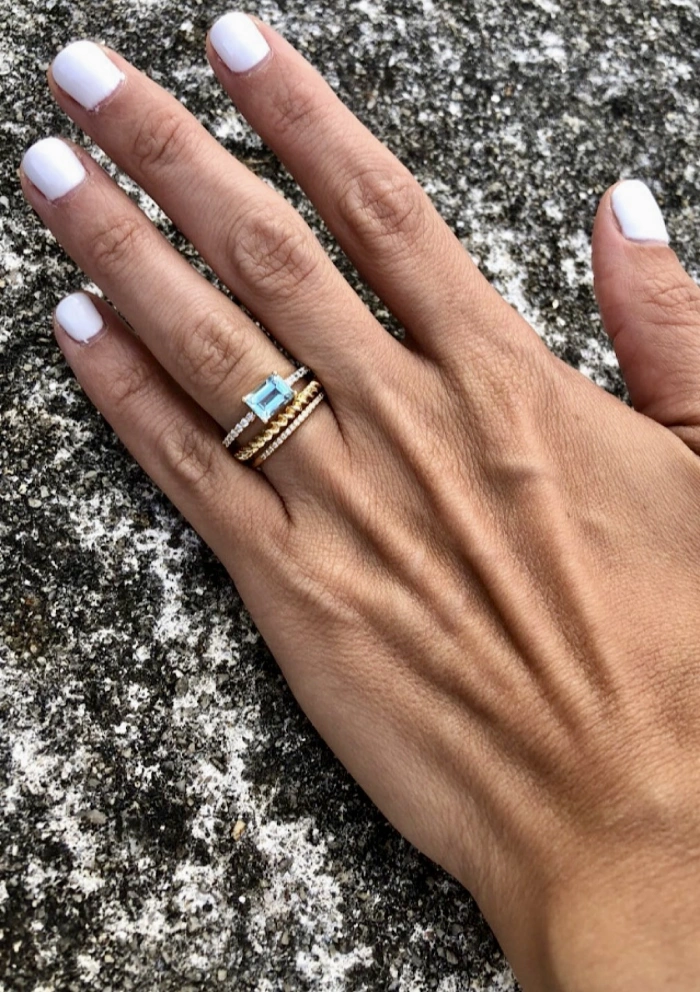 Aliança RULO em ouro amarelo de 18K com argola em espiral.