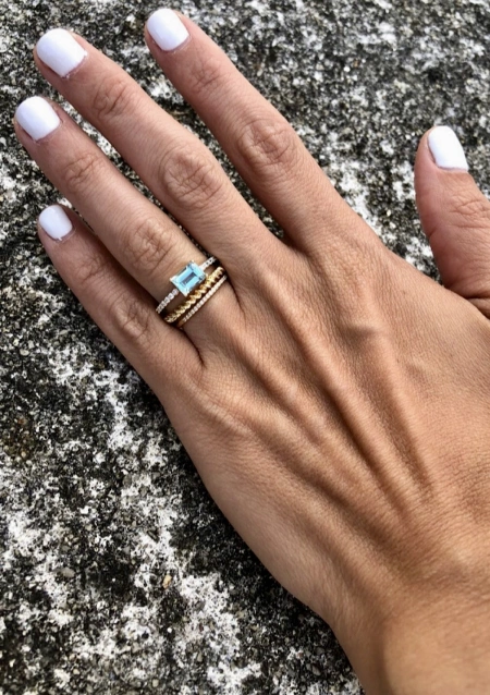 Aliança RULO em ouro amarelo de 18K com argola em espiral.
