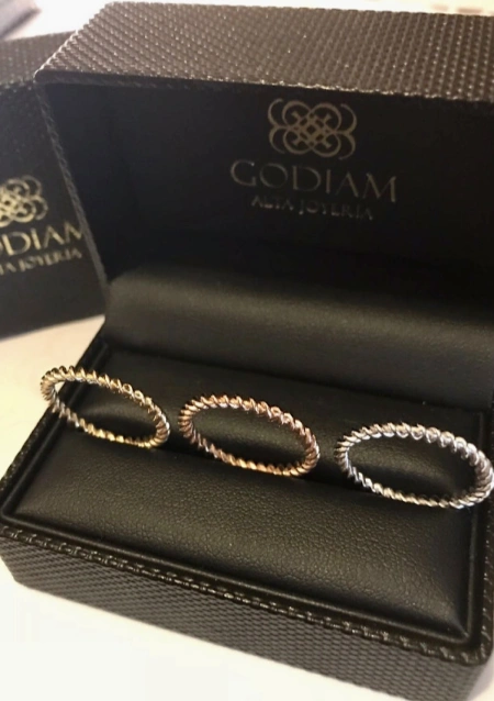 Aliança RULO em ouro rosa de 18K com argola em espiral.