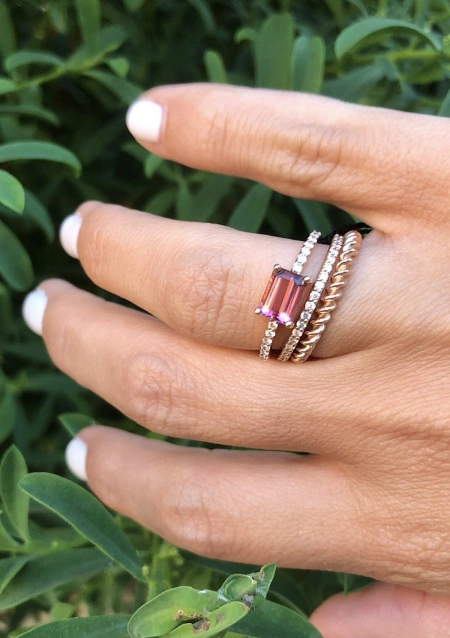 Aliança RULO em ouro rosa de 18K com argola em espiral.