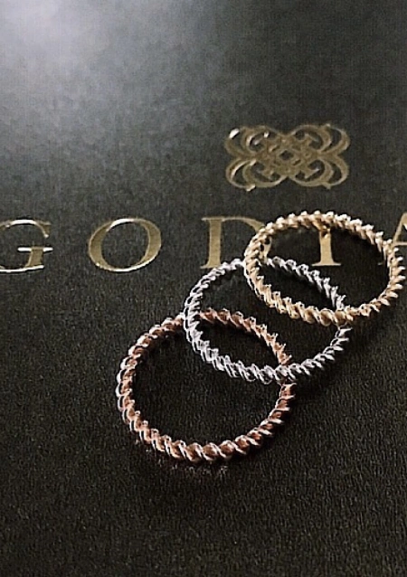 Aliança RULO em ouro rosa de 18K com argola em espiral.
