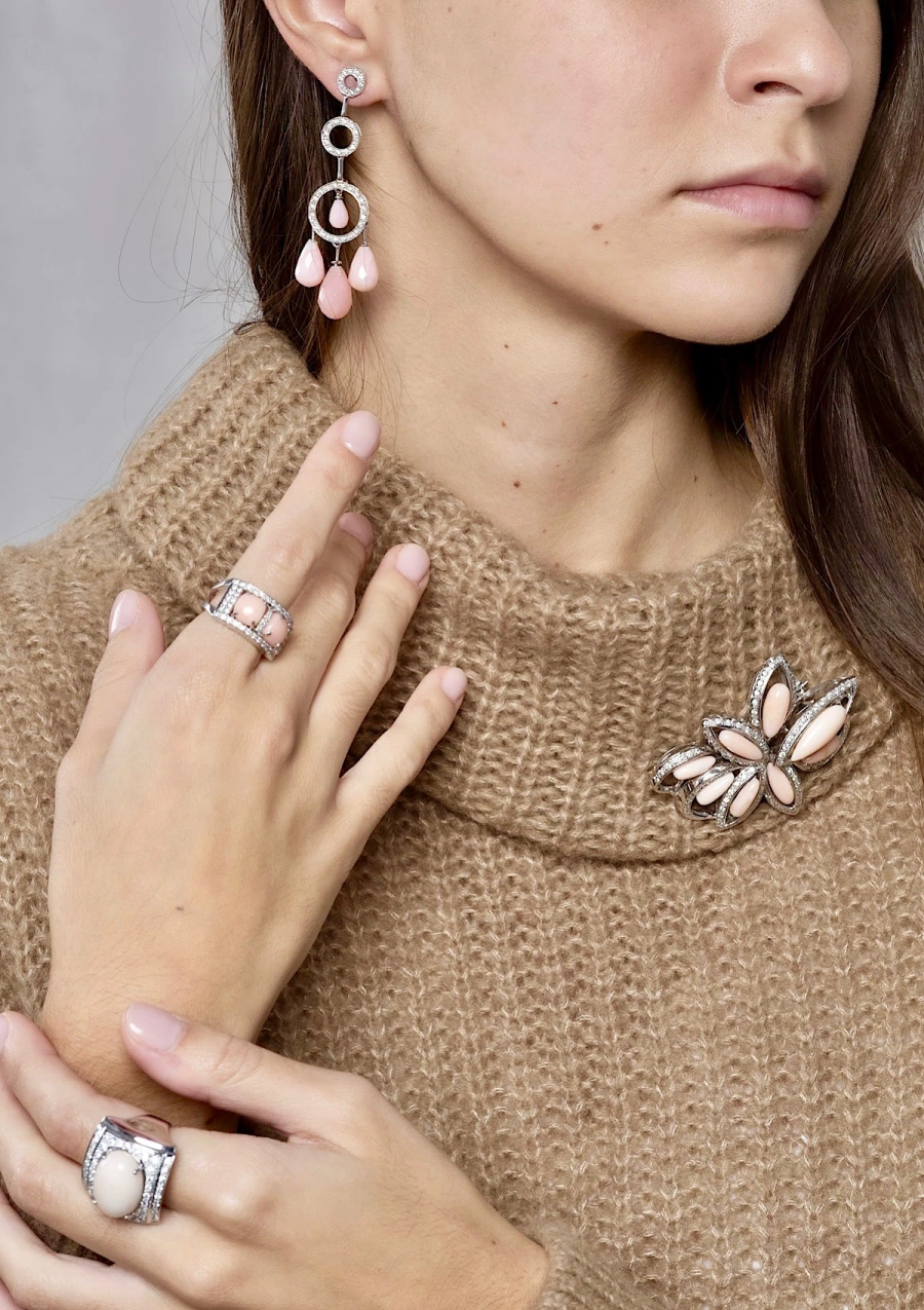 Brincos longos LANAI em ouro branco 18K com diamantes e ópalos rosa