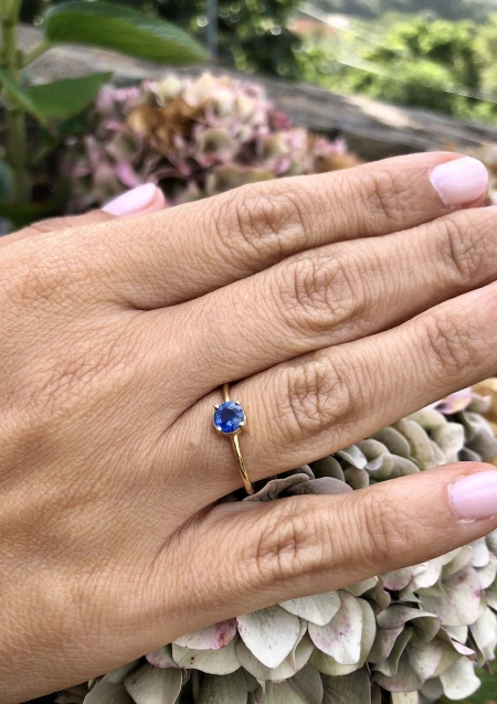 Anillo Solitario BEA en oro amarillo 18K con zafiro azul|Anillos con Zafiros|Godiam Alta Joyería
