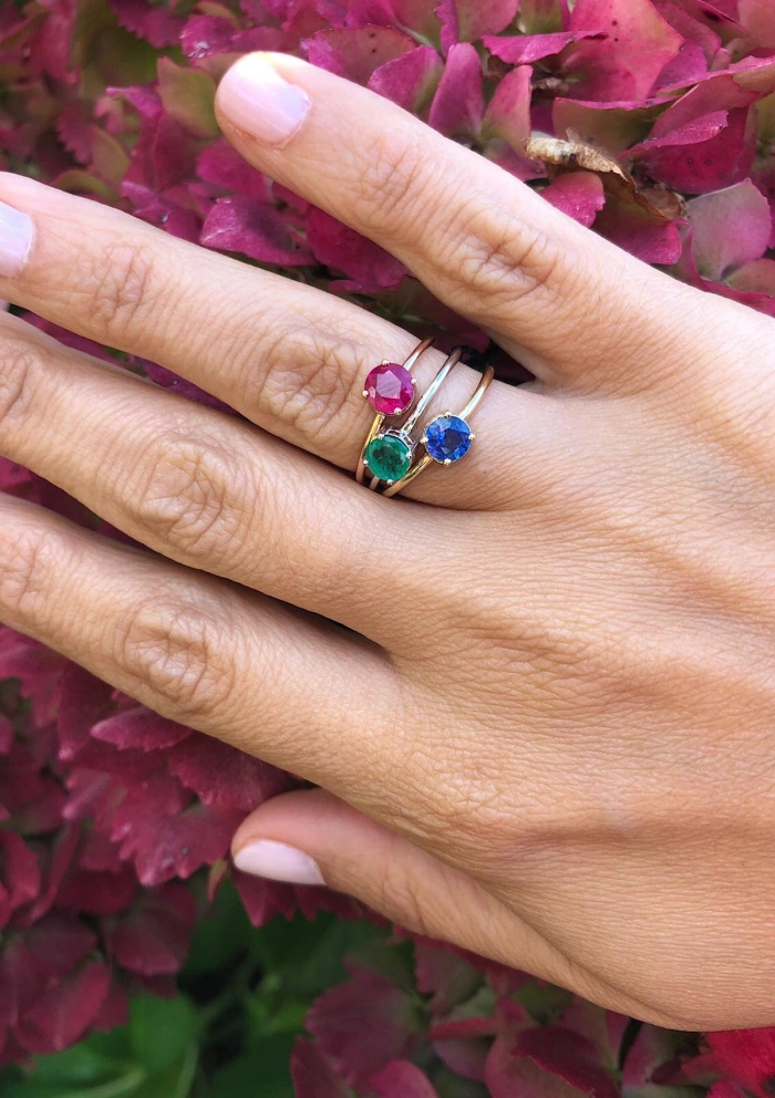 Anillo Solitario BEA en oro amarillo 18K con zafiro azul|Anillos con Zafiros|Godiam Alta Joyería