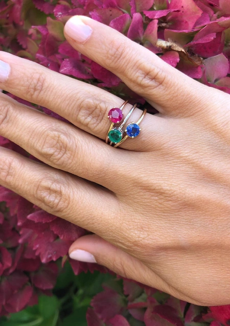 Anillo Solitario BEA en oro amarillo 18K con zafiro azul|Anillos con Zafiros|Godiam Alta Joyería