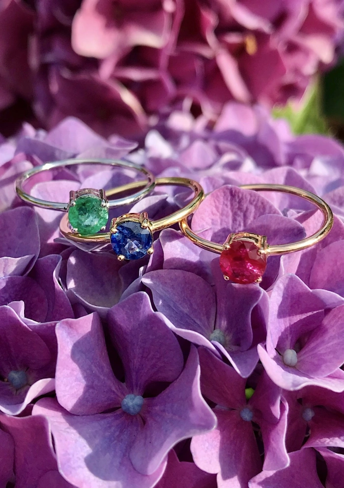 Anillo Solitario BEA en oro amarillo 18K con zafiro azul|Anillos con Zafiros|Godiam Alta Joyería