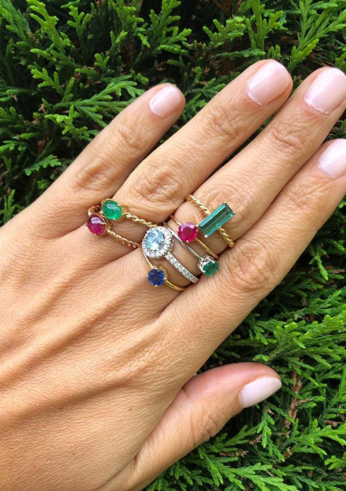 Anillo Solitario BEA en oro amarillo 18K con zafiro azul|Anillos con Zafiros|Godiam Alta Joyería