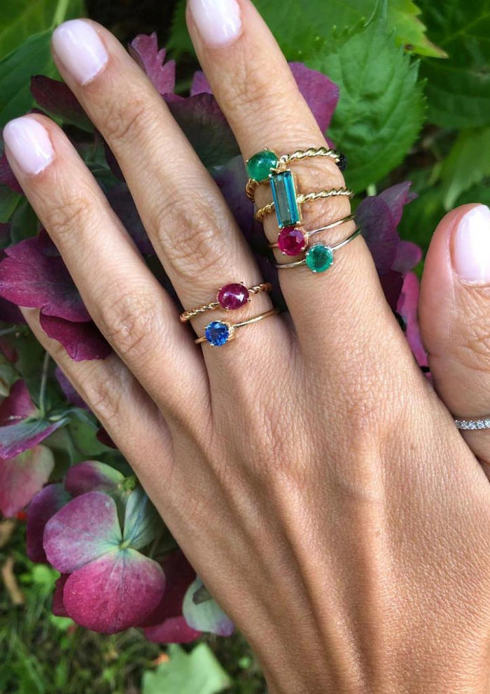 Anillo Solitario BEA en oro amarillo 18K con zafiro azul|Anillos con Zafiros|Godiam Alta Joyería