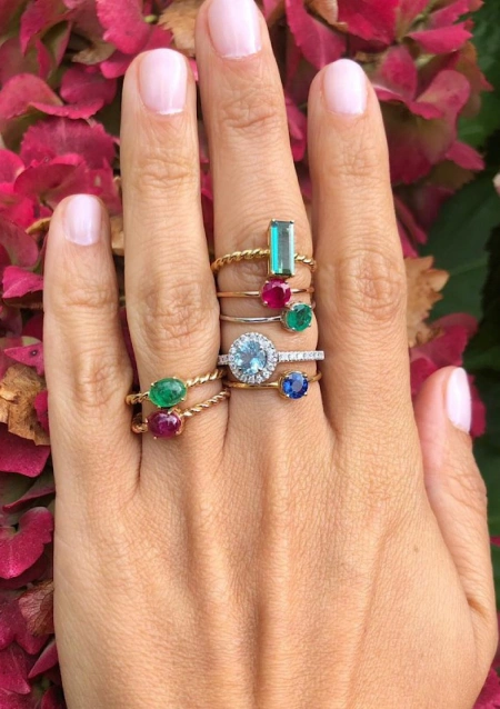 Anillo Solitario BEA en oro amarillo 18K con zafiro azul|Anillos con Zafiros|Godiam Alta Joyería