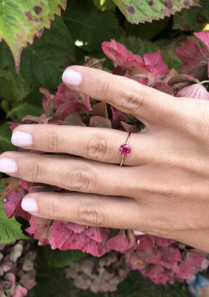 Anillo Solitario BEA en oro rosa de 18 quilates con rubí 2