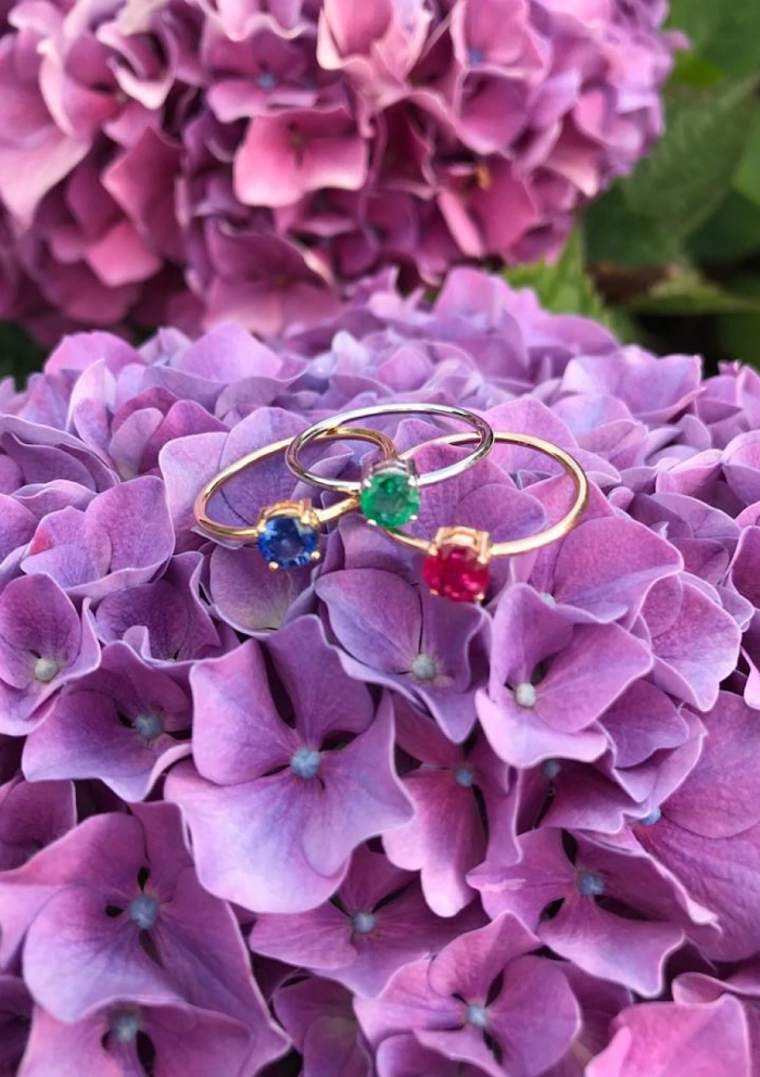 Anillo Solitario BEA en oro rosa de 18 quilates con rubí