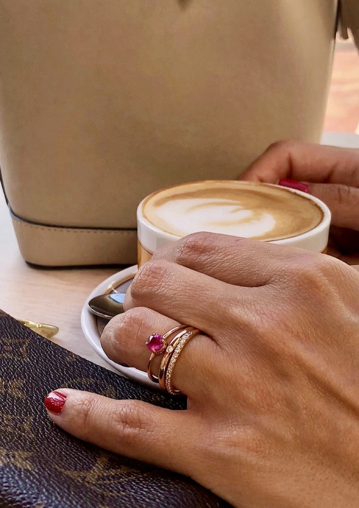 Anillo Solitario BEA en oro rosa de 18 quilates con rubí