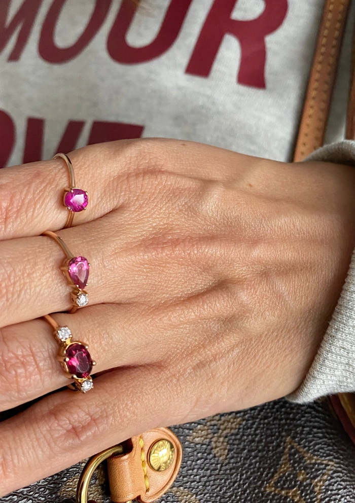 Anillo Solitario BEA en oro rosa de 18 quilates con rubí