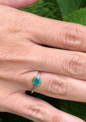 Anillo Solitario BEA en oro blanco de 18K con esmeralda colombiana talla brillante 2