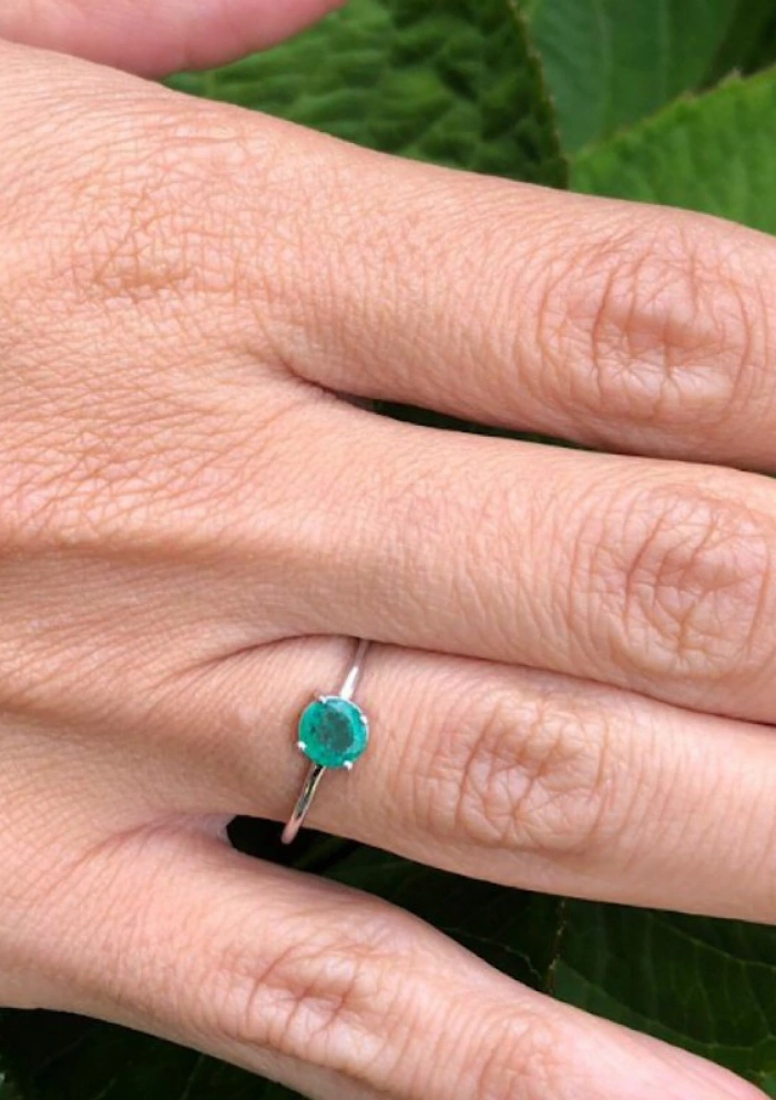 Anillo Solitario BEA en oro blanco de 18 quilates con esmeralda