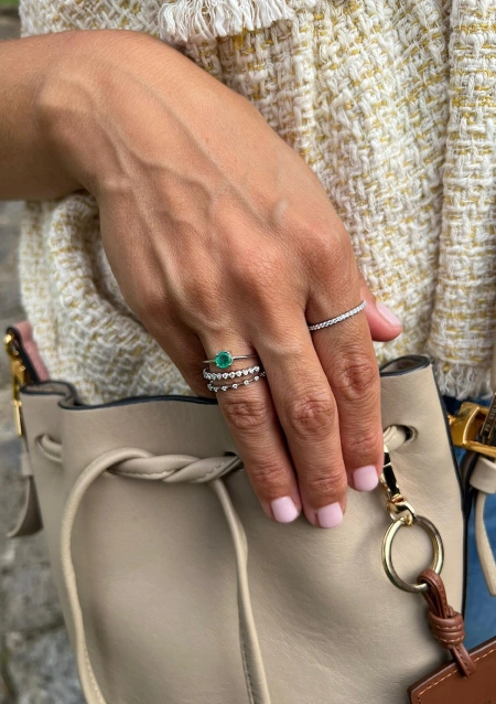 Anillo Solitario BEA en oro blanco de 18 quilates con esmeralda