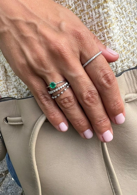 Anillo Solitario BEA en oro blanco de 18 quilates con esmeralda