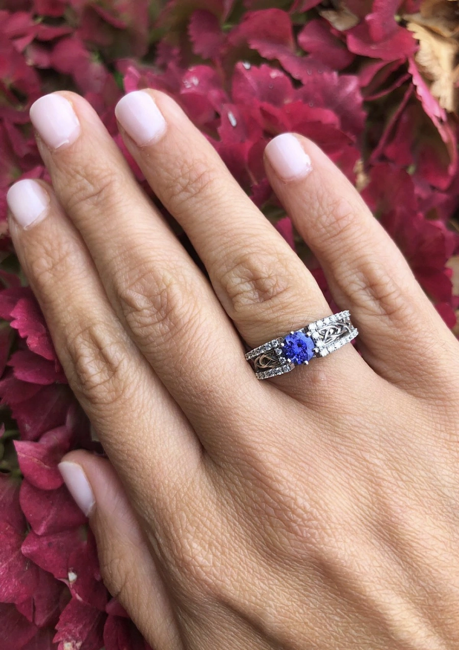 Anel NURIA ouro branco 18 quilates diamantes e tanzanita.