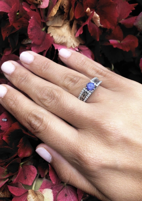 Anel NURIA ouro branco 18 quilates diamantes e tanzanita.