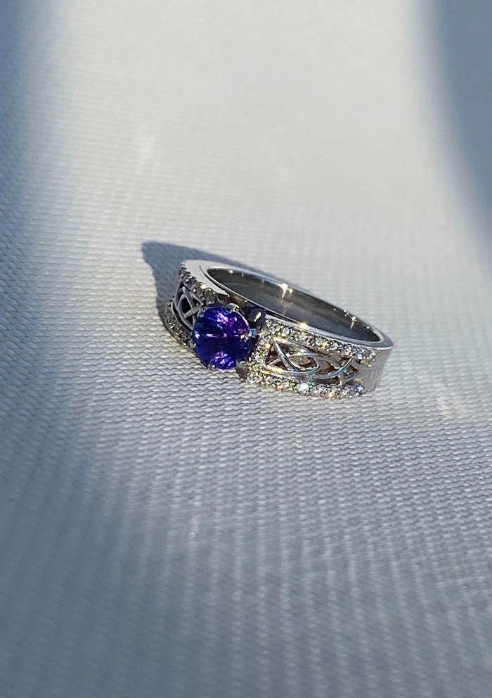 Anillo NURIA en oro blanco de 18K con diamantes y tanzanita|Anillos con Tanzanitas|Godiam Alta Joyería