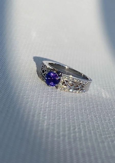 Anillo NURIA en oro blanco de 18K con diamantes y tanzanita|Anillos con Tanzanitas|Godiam Alta Joyería