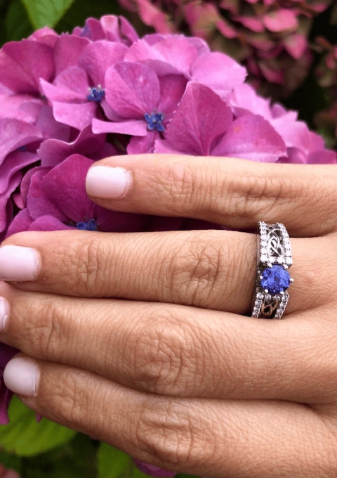 Bague NURIA or blanc 18 carats avec diamants et tanzanite.