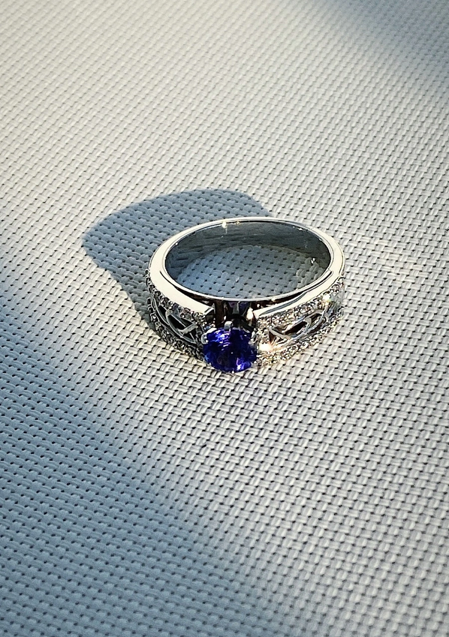 Anel NURIA ouro branco 18 quilates diamantes e tanzanita.