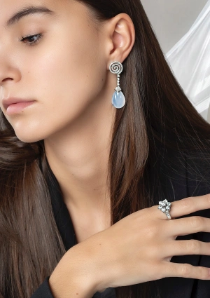 Boucles d'oreilles LUNA en or blanc 18K avec diamants taille brillant et calcédoines 2