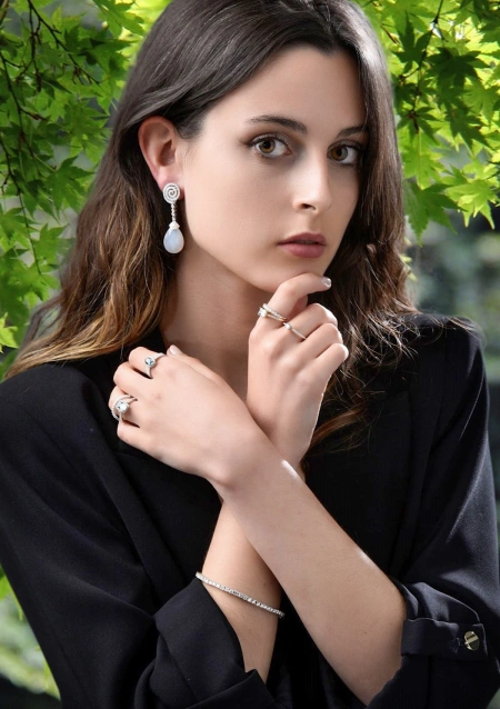 LUNA 18K white gold with diamonds and a pair of chalcedony.