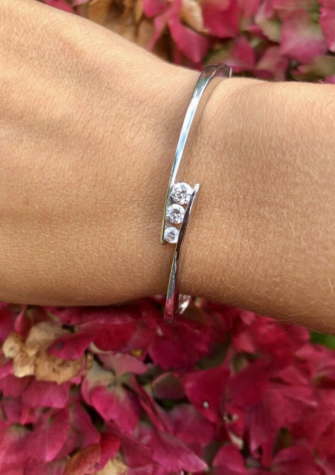 AMAIA 18K white gold three brilliant cut diamonds bangle.