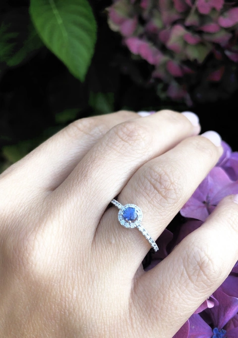 Anel ROUND BLUE em ouro 18K com diamantes e safira azul.