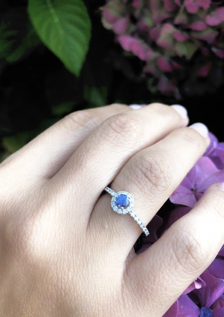 ROUND BLUE 18K gold with diamonds and blue sapphire ring.