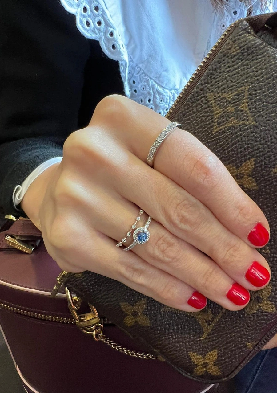 Anillo ROUND BLUE en oro de 18K con halo de diamantes y zafiro azul|Anillos con Zafiros|Godiam Alta Joyería