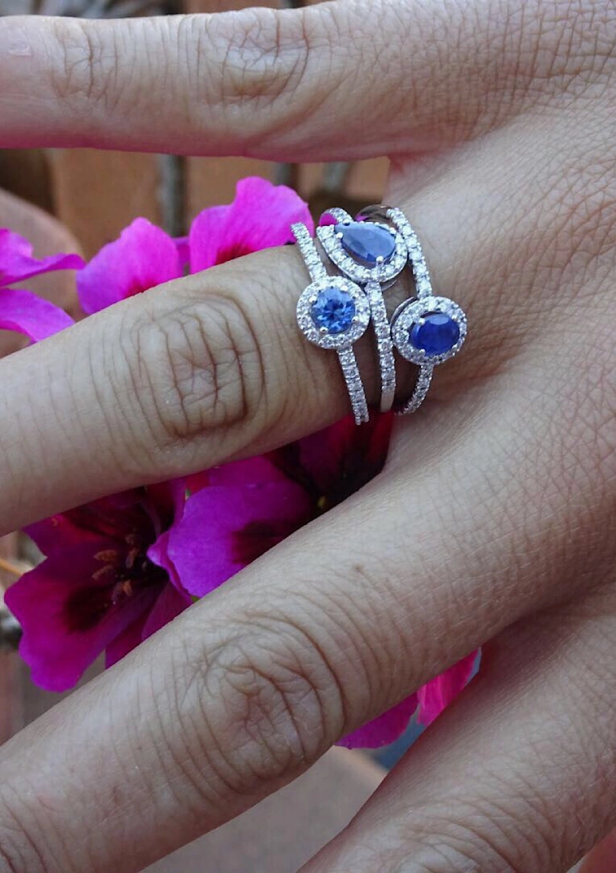 Anel ROUND BLUE em ouro 18K com diamantes e safira azul.