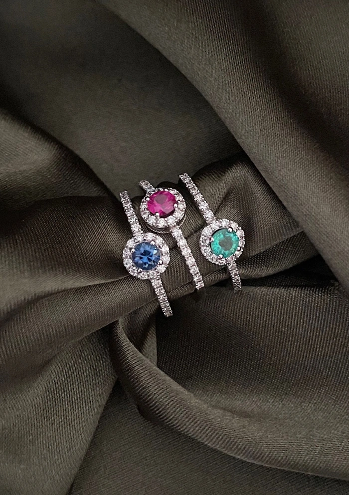 ROUND BLUE 18K gold with diamonds and blue sapphire ring.