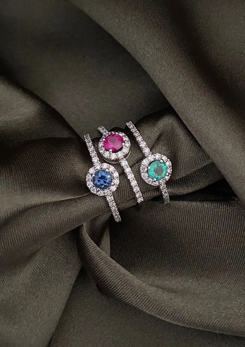 Anillo ROUND BLUE en oro de 18K con halo de diamantes y zafiro azul|Anillos con Zafiros|Godiam Alta Joyería