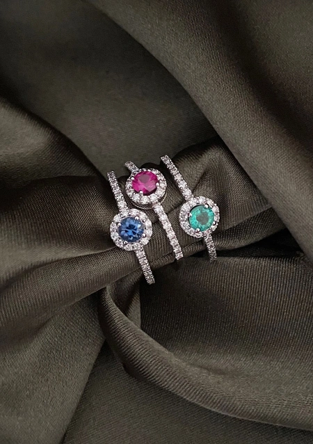 ROUND BLUE 18K gold with diamonds and blue sapphire ring.