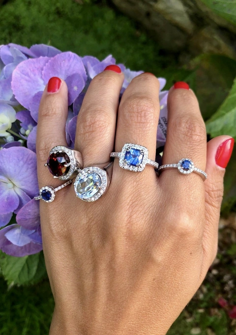 Anillo ROUND BLUE en oro de 18K con halo de diamantes y zafiro azul|Anillos con Zafiros|Godiam Alta Joyería