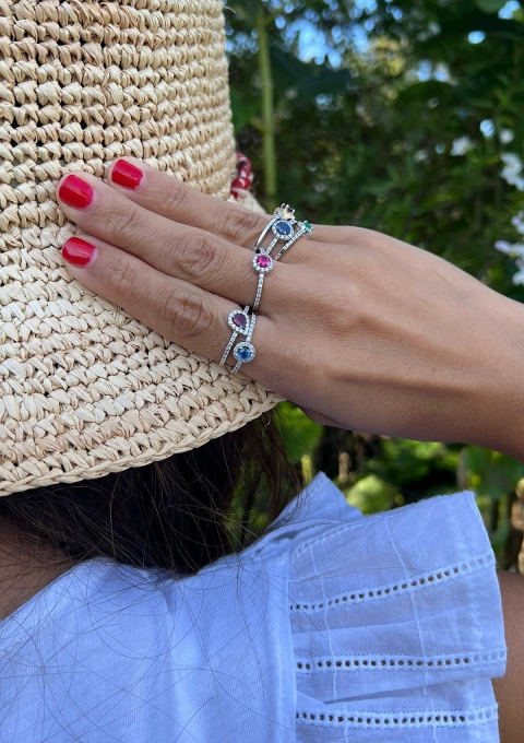 Anel ROUND BLUE em ouro 18K com diamantes e safira azul.