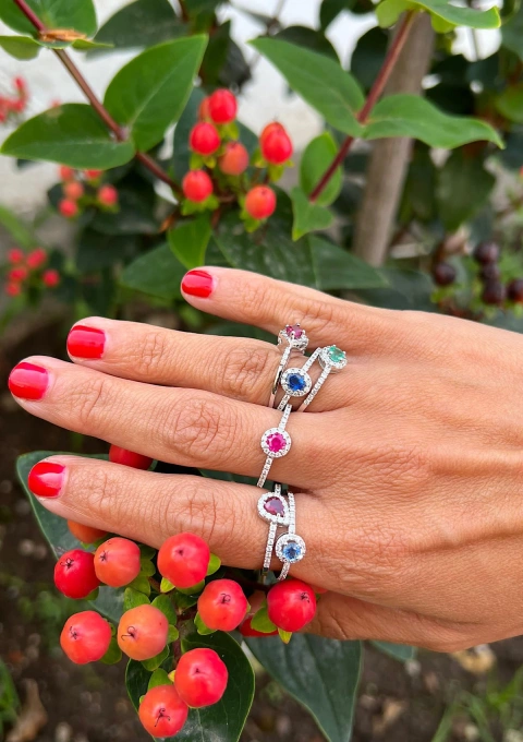 Anillo ROUND BLUE en oro de 18K con halo de diamantes y zafiro azul|Anillos con Zafiros|Godiam Alta Joyería