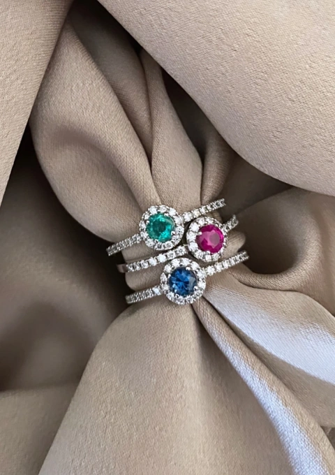 ROUND BLUE 18K gold ring with diamonds and blue sapphire.