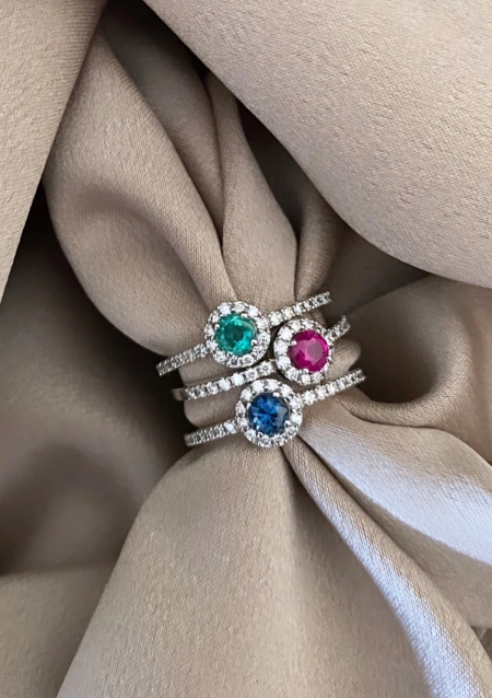 ROUND BLUE 18K gold with diamonds and blue sapphire ring.