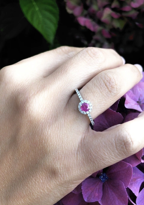 ROUND RED 18K gold with diamonds and ruby ring.