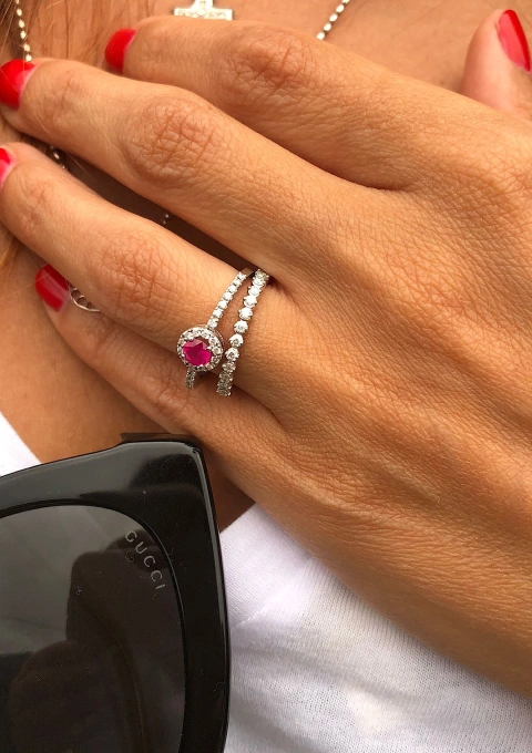 Anillo ROUND RED en oro de 18K con halo de diamantes y rubí|Anillos de Diamantes|Godiam Alta Joyería