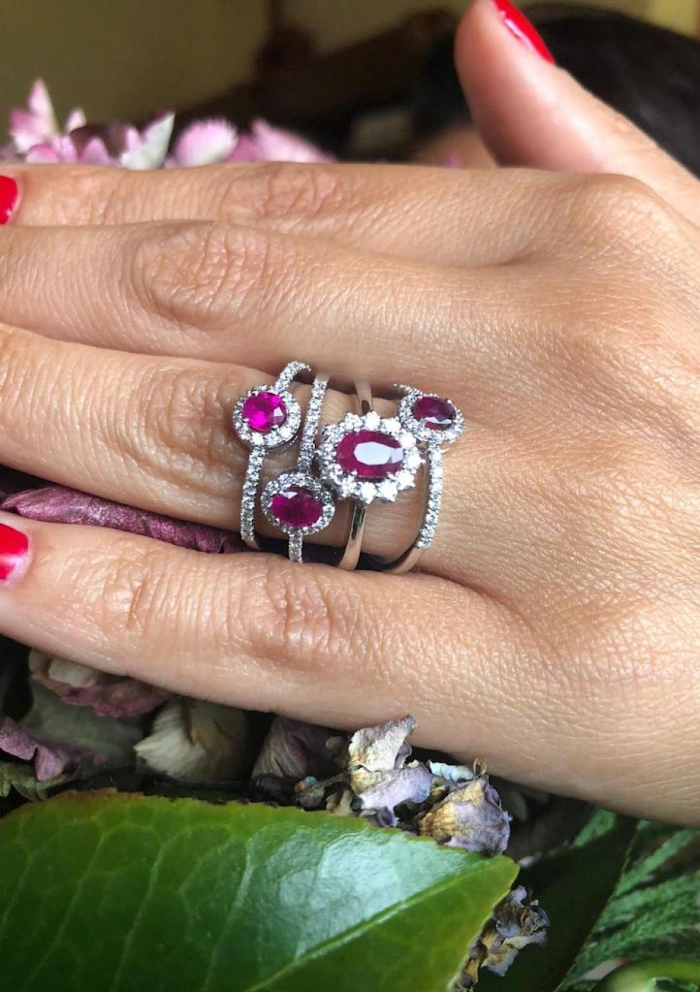 ROUND RED 18K gold with diamonds and ruby ring.